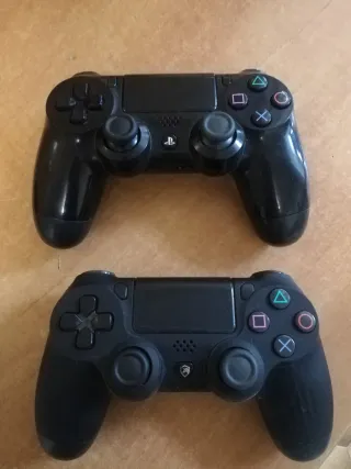 2 mandos PS4 (uno original) - No cargan