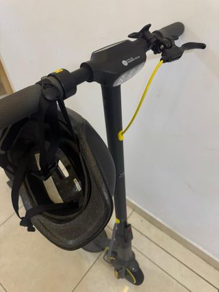 Patinete eléctrico con casco