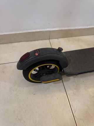Patinete eléctrico con casco
