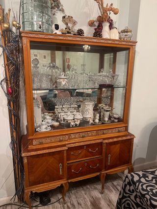 Vitrina antigua de madera y cristal