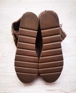 Botines marrones con detalles dorados talla 40