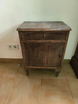 Mesita de noche antigua de madera