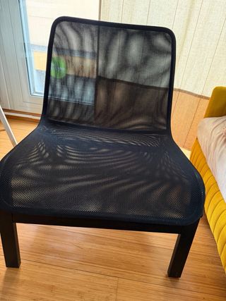 Sillón negro de malla.