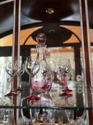 Caraffa e bicchieri da liquore rosa