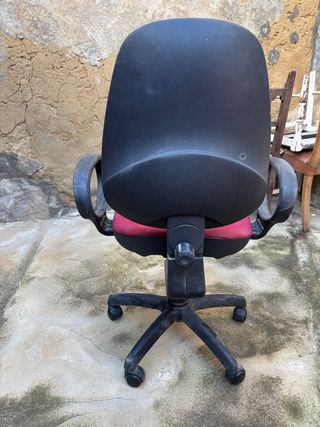 Silla de escritorio rosa y negra