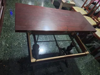 Mesa de salón de madera