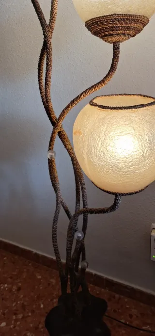 Lámpara de pie de cristal y metal