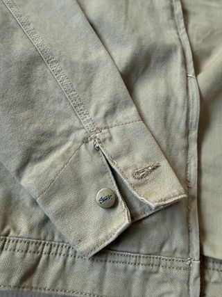 Chaqueta beige con cremallera