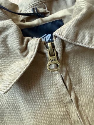 Chaqueta beige con cremallera