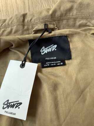 Chaqueta beige con cremallera