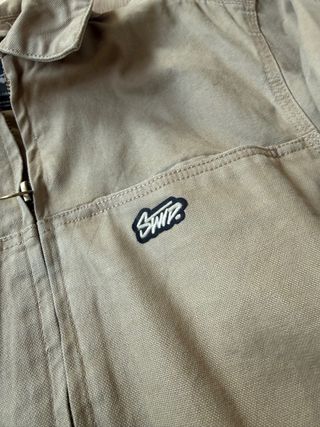 Chaqueta beige con cremallera