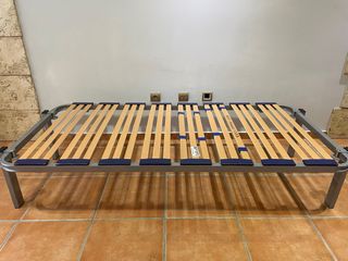 Somier con laminas madera y colchón Pierre Cardin.