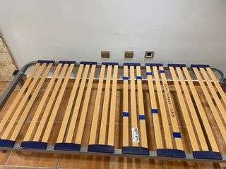 Somier con laminas madera y colchón Pierre Cardin.