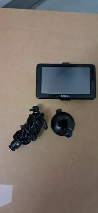 GPS Garmin Nüvi con cargador y soporte