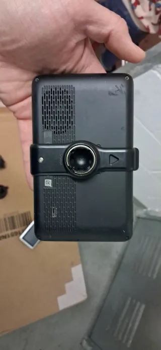 GPS Garmin Nüvi con cargador y soporte