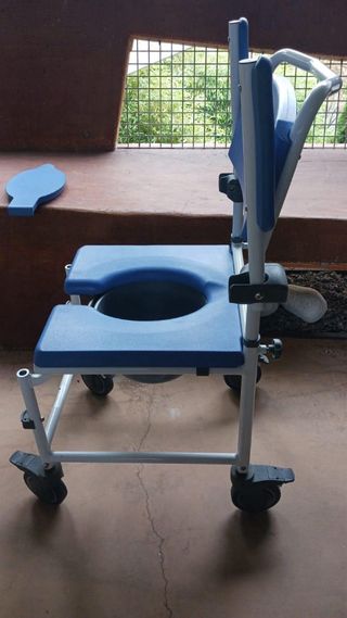 Silla azul movilidad reducidas