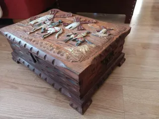 Caja madera Don Quijote relieve artesanía