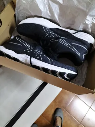 Zapatillas Asics Negras y Grises