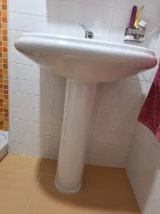 Lavabo Roca con grifo