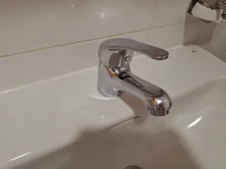 Lavabo Roca con grifo