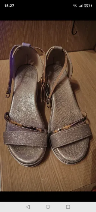 Sandalia cuña dorada/plateada sin estrenar