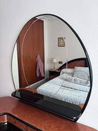 Cómoda de madera con espejo. 2 mesitas y cabecero