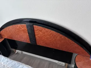 Cómoda de madera con espejo. 2 mesitas y cabecero