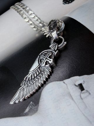 Collar de plata con colgante de ala