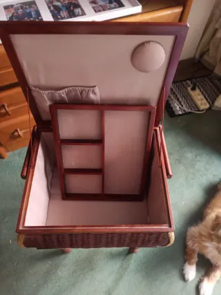 Costurero antiguo de mimbre y madera