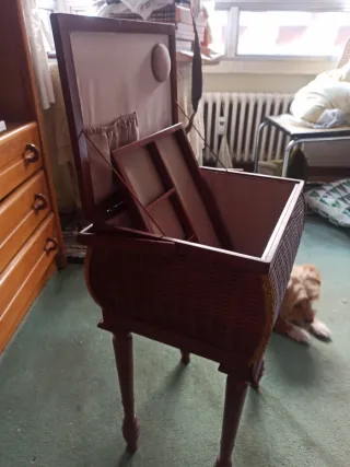 Costurero antiguo de mimbre y madera