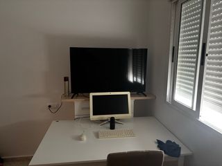 Escritorio blanco con monitor y TV
