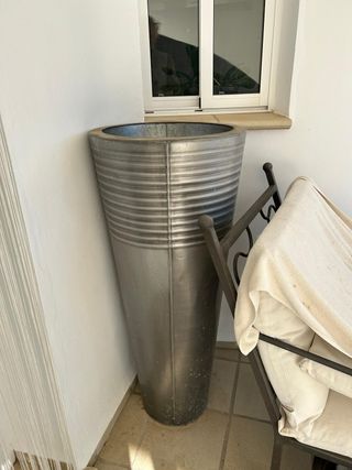 Jarrón de zinc grande