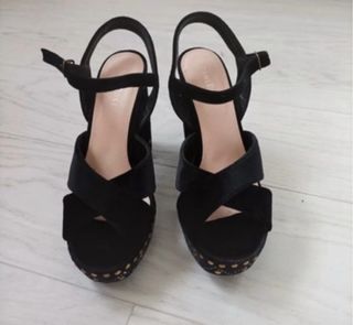 Sandali neri in velluto con borchie dorate