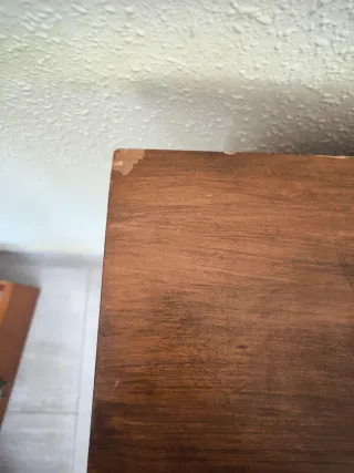 Mueble de madera con espejo