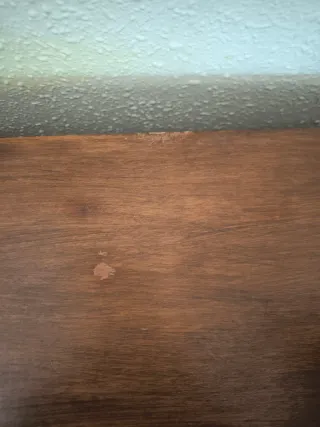 Mueble de madera con espejo