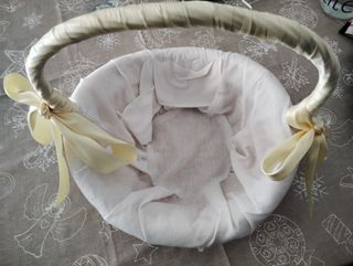 Cesta de mimbre con encaje y lazo