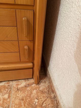 Muebles de madera: mesita, cabeceros y armarios