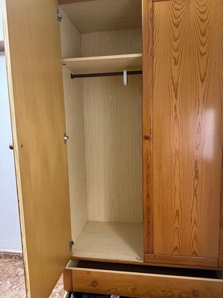 Muebles de madera: mesita, cabeceros y armarios