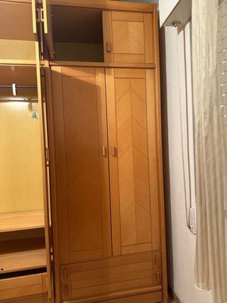 Muebles de madera: mesita, cabeceros y armarios