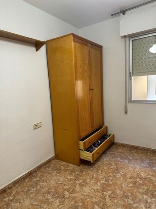 Muebles de madera: mesita, cabeceros y armarios