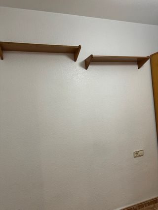 Muebles de madera: mesita, cabeceros y armarios