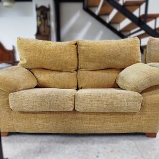 Sofá 2 plazas tapizado en amarillo