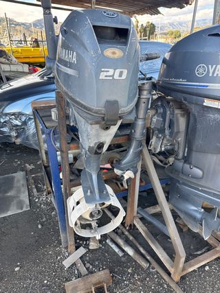 Dos motores 20 HP 4 Tiempos y 30 cv