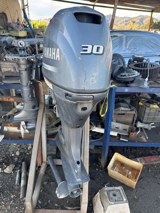 Dos motores 20 HP 4 Tiempos y 30 cv