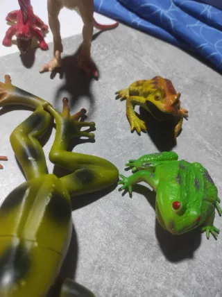 Lote 9 figuras dinosaurios y ranas años 90