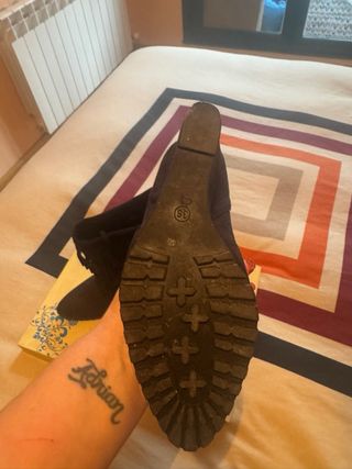 Botines cuña Marypaz ante negro flecos