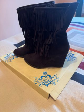 Botines cuña Marypaz ante negro flecos