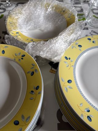 Juego de platos con diseño de olivas