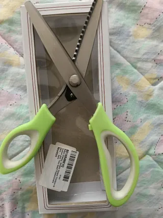 Tijeras de costura zig zag nuevas en caja