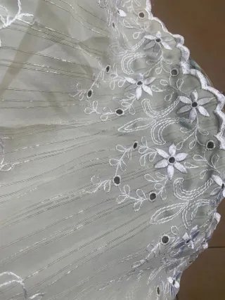 Colcha bordada beige y blanca